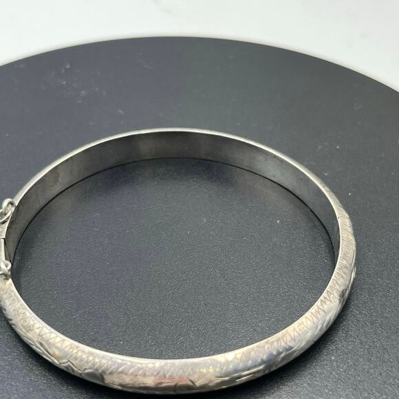 Vintage Sterling Silver Etched Engraved Thin Hinged Safety Chain Bangle Bracelet - Picture 10 of 10